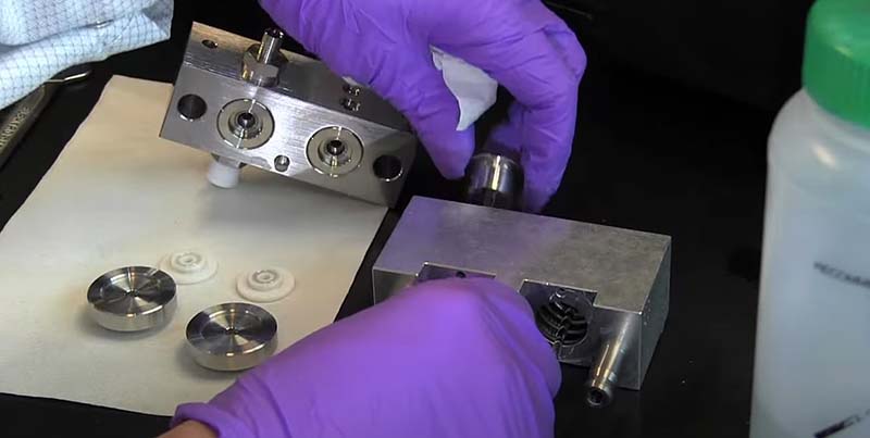 HPLC Maintenance - Replacing the Pump Seals on an Agilent 1100/1200/1260 HPLC Pump